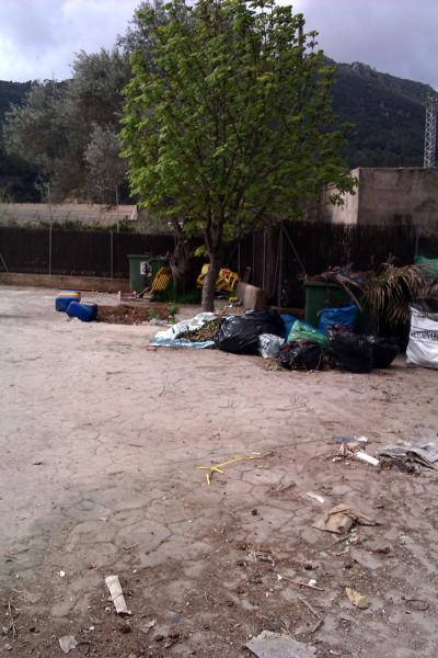 Neteja del Punt Verd del carrer Venerable Sor Aina